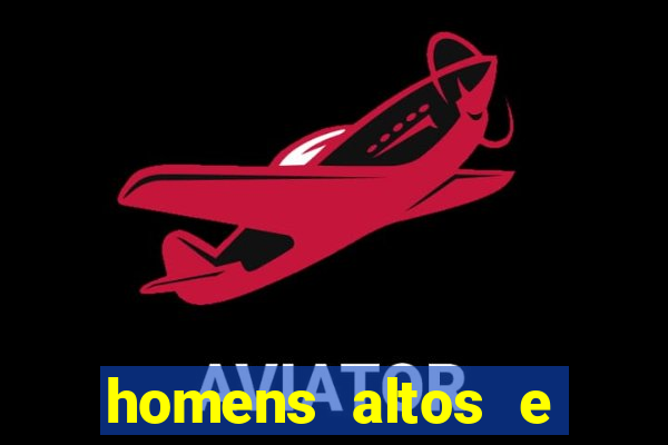 homens altos e magros pelados